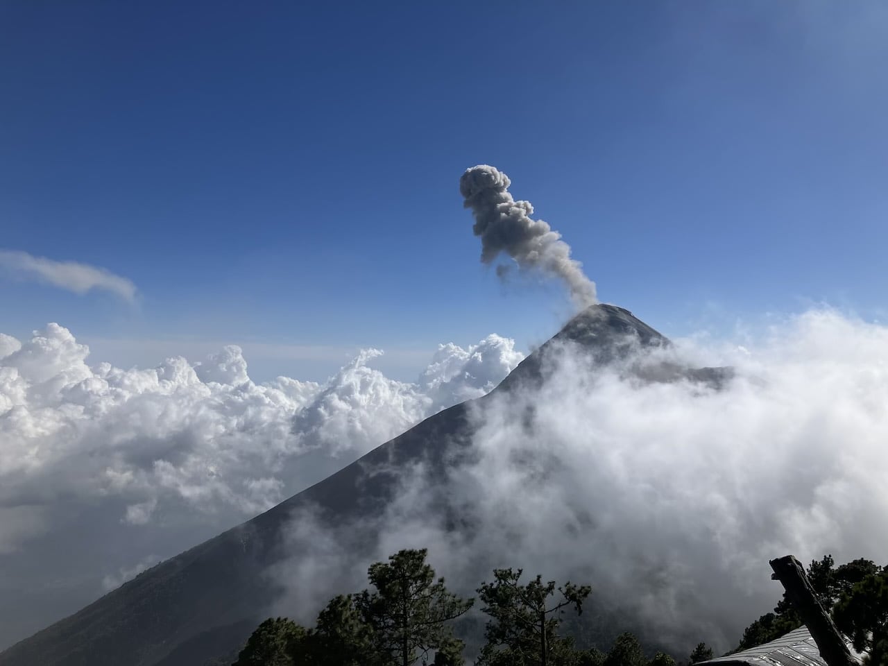 夫婦　世界一周 グアテマラ アンティグア　アカテナンゴ　フエゴ　ツアー　火山