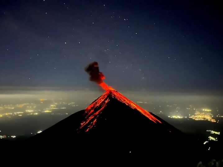 夫婦　世界一周 グアテマラ アンティグア　アカテナンゴ　フエゴ　ツアー　火山